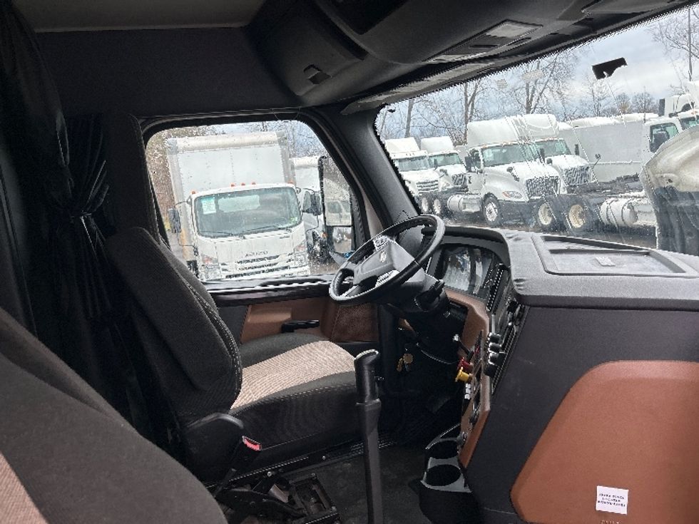 Sleeper Tractor-Heavy Duty Tractors-Freightliner-2022-T12664ST-Akron-OH-467,798\n\t\tmiles-$ 71,250 - Image 15