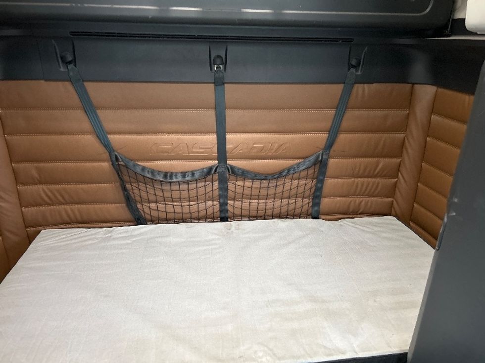 Sleeper Tractor-Heavy Duty Tractors-Freightliner-2022-T12664ST-Akron-OH-467,798\n\t\tmiles-$ 71,250 - Image 16