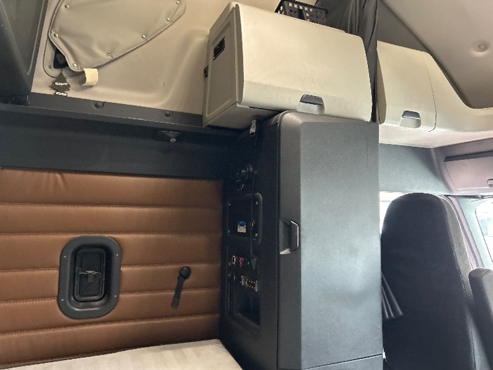 Sleeper Tractor-Heavy Duty Tractors-Freightliner-2022-T12664ST-Akron-OH-467,798\n\t\tmiles-$ 71,250 - Image 18