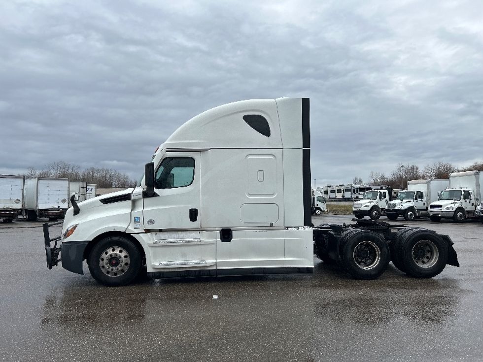 Sleeper Tractor-Heavy Duty Tractors-Freightliner-2022-T12664ST-Akron-OH-467,798\n\t\tmiles-$ 71,250 - Image 4