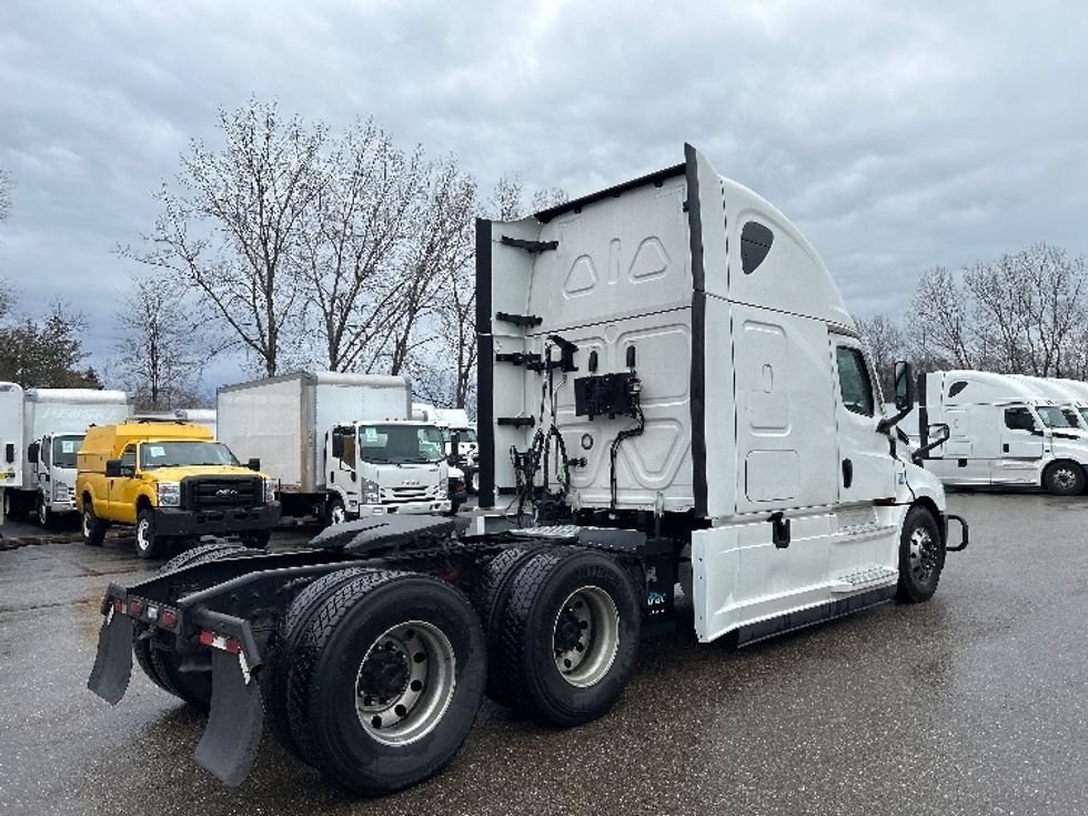 Sleeper Tractor-Heavy Duty Tractors-Freightliner-2022-T12664ST-Akron-OH-467,798\n\t\tmiles-$ 71,250 - Image 7