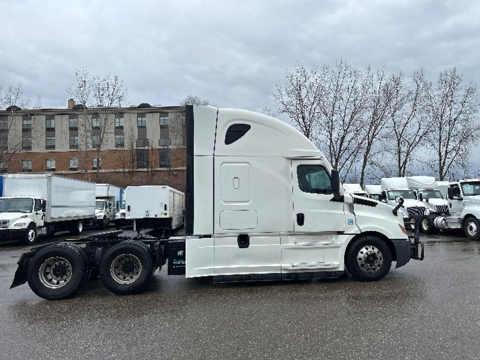 Sleeper Tractor-Heavy Duty Tractors-Freightliner-2022-T12664ST-Akron-OH-467,798\n\t\tmiles-$ 71,250 - Image 8