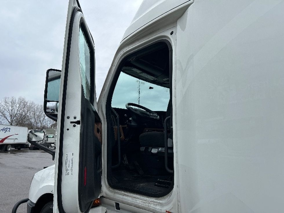 Sleeper Tractor-Heavy Duty Tractors-Freightliner-2022-T12664ST-Akron-OH-467,798\n\t\tmiles-$ 71,250 - Image 9