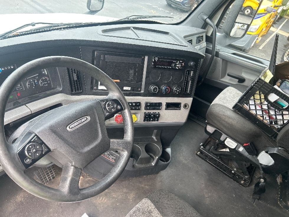 Sleeper Tractor-Heavy Duty Tractors-Freightliner-2022-T12664ST-Akron-OH-474,897\n\t\tmiles-$ 79,750 - Image 10