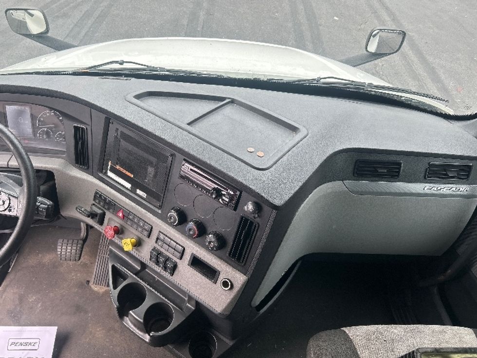 Sleeper Tractor-Heavy Duty Tractors-Freightliner-2022-T12664ST-Akron-OH-474,897\n\t\tmiles-$ 79,750 - Image 12