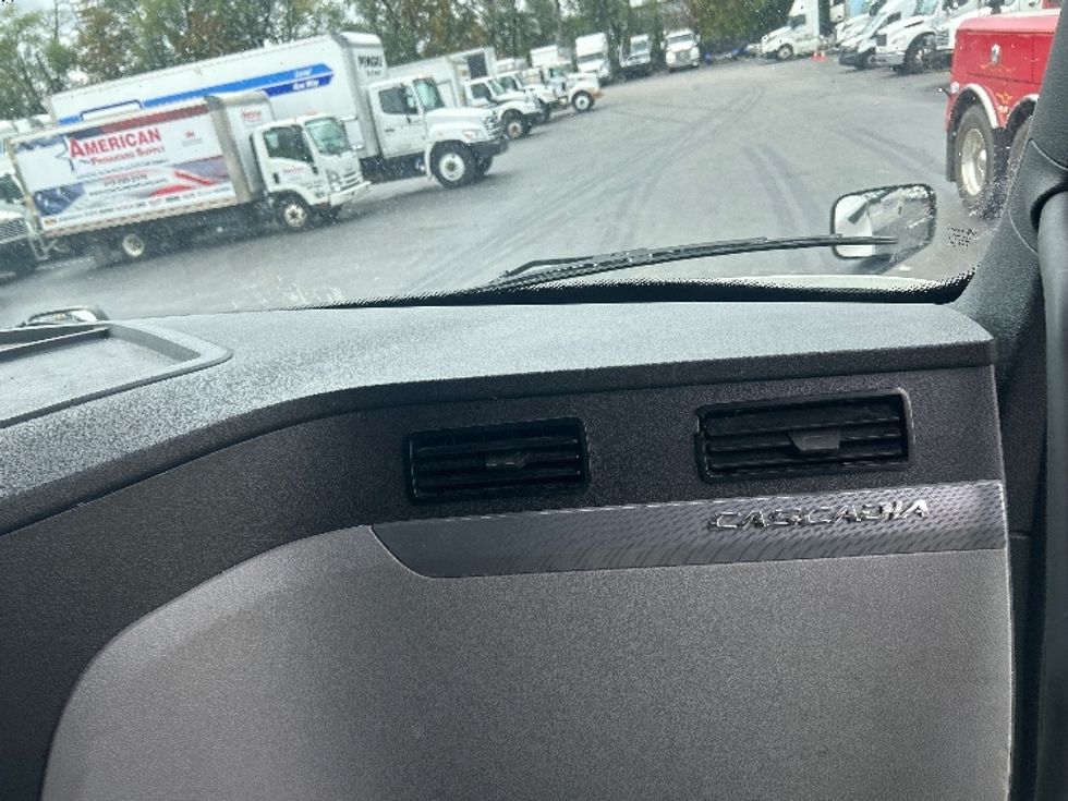 Sleeper Tractor-Heavy Duty Tractors-Freightliner-2022-T12664ST-Akron-OH-474,897\n\t\tmiles-$ 79,750 - Image 14