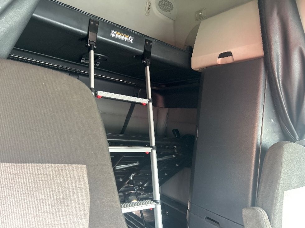 Sleeper Tractor-Heavy Duty Tractors-Freightliner-2022-T12664ST-Akron-OH-474,897\n\t\tmiles-$ 79,750 - Image 18