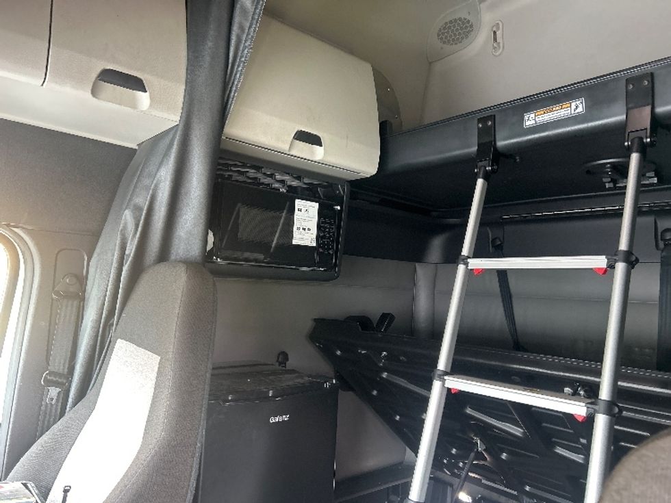 Sleeper Tractor-Heavy Duty Tractors-Freightliner-2022-T12664ST-Akron-OH-474,897\n\t\tmiles-$ 79,750 - Image 19