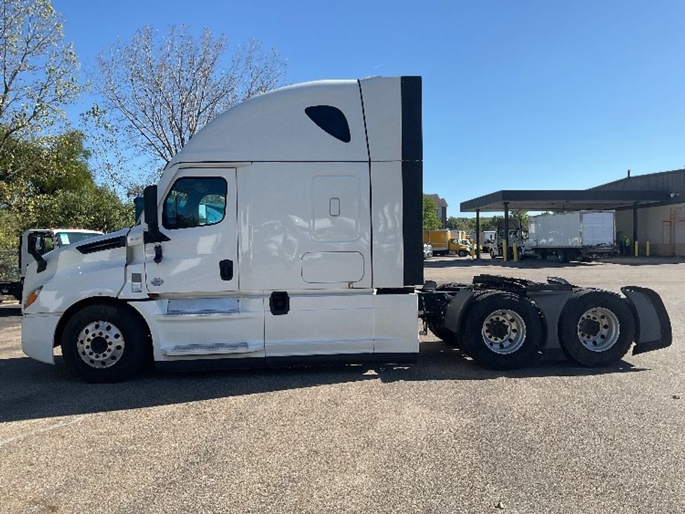 Sleeper Tractor-Heavy Duty Tractors-Freightliner-2022-T12664ST-Akron-OH-474,897\n\t\tmiles-$ 79,750 - Image 4