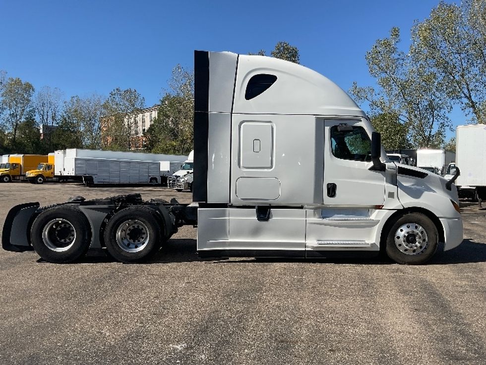 Sleeper Tractor-Heavy Duty Tractors-Freightliner-2022-T12664ST-Akron-OH-474,897\n\t\tmiles-$ 79,750 - Image 8