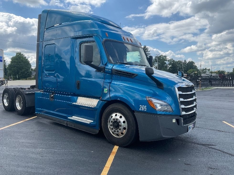 Sleeper Tractor-Heavy Duty Tractors-Freightliner-2022-T12664ST-Akron-OH-492,566\n\t\tmiles-$ 76,500 - Image 1