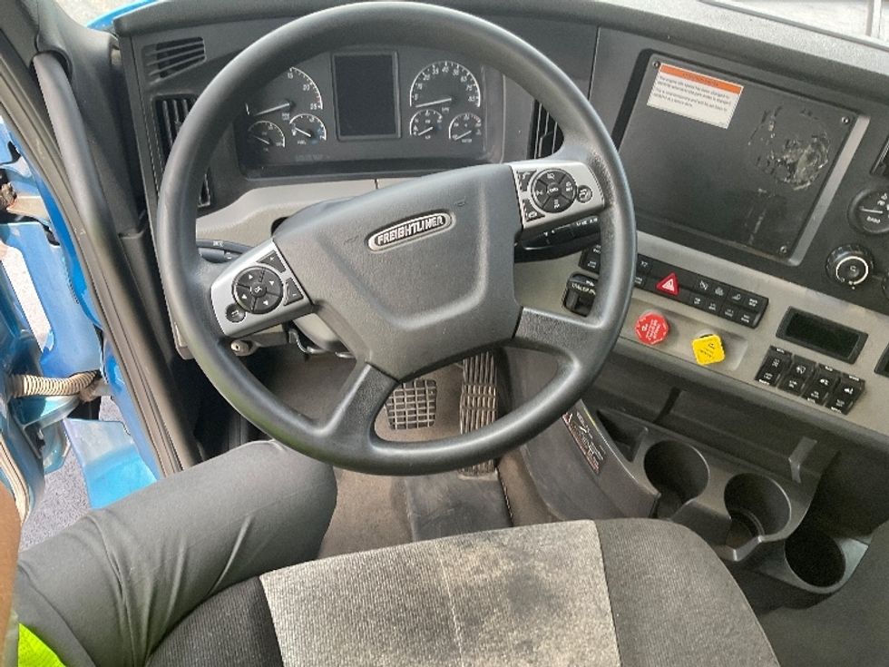 Sleeper Tractor-Heavy Duty Tractors-Freightliner-2022-T12664ST-Akron-OH-492,566\n\t\tmiles-$ 76,500 - Image 11