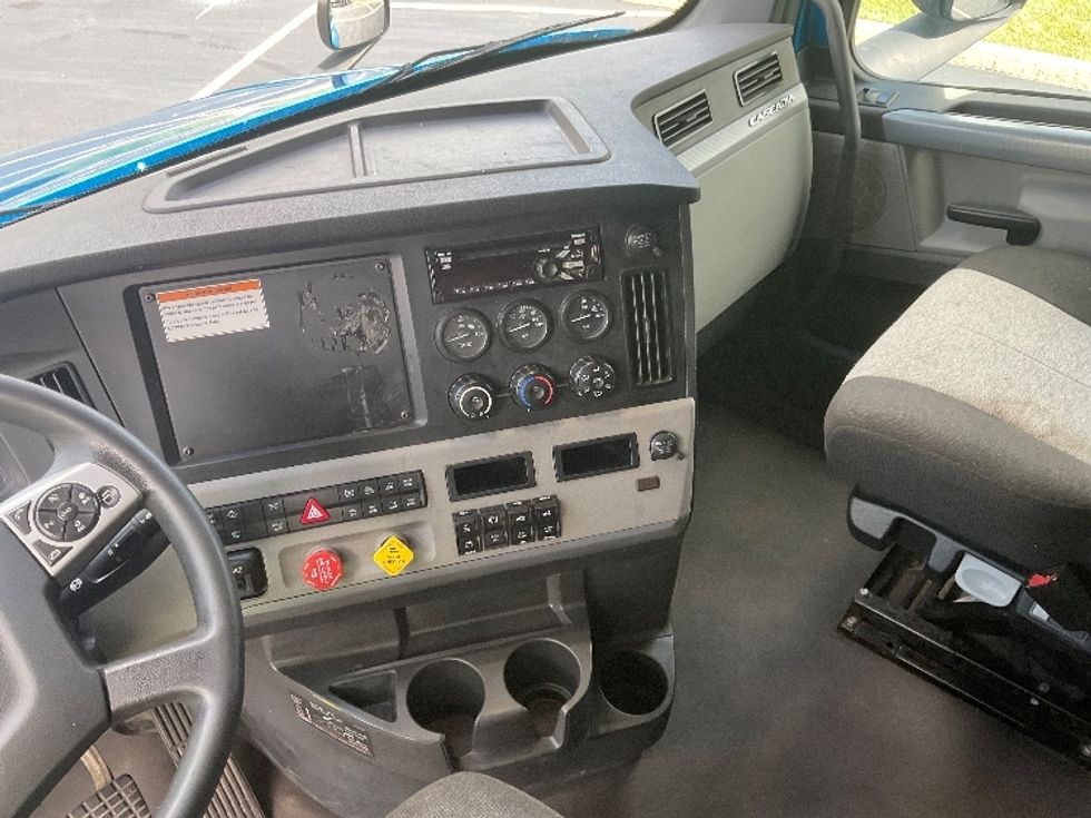 Sleeper Tractor-Heavy Duty Tractors-Freightliner-2022-T12664ST-Akron-OH-492,566\n\t\tmiles-$ 76,500 - Image 12