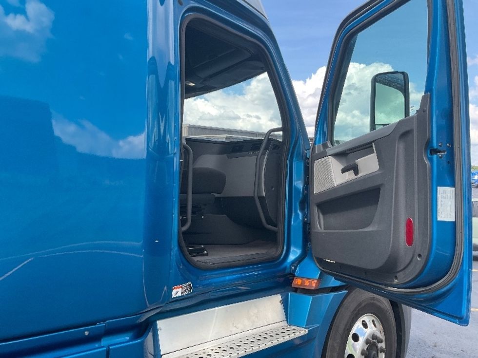 Sleeper Tractor-Heavy Duty Tractors-Freightliner-2022-T12664ST-Akron-OH-492,566\n\t\tmiles-$ 76,500 - Image 13