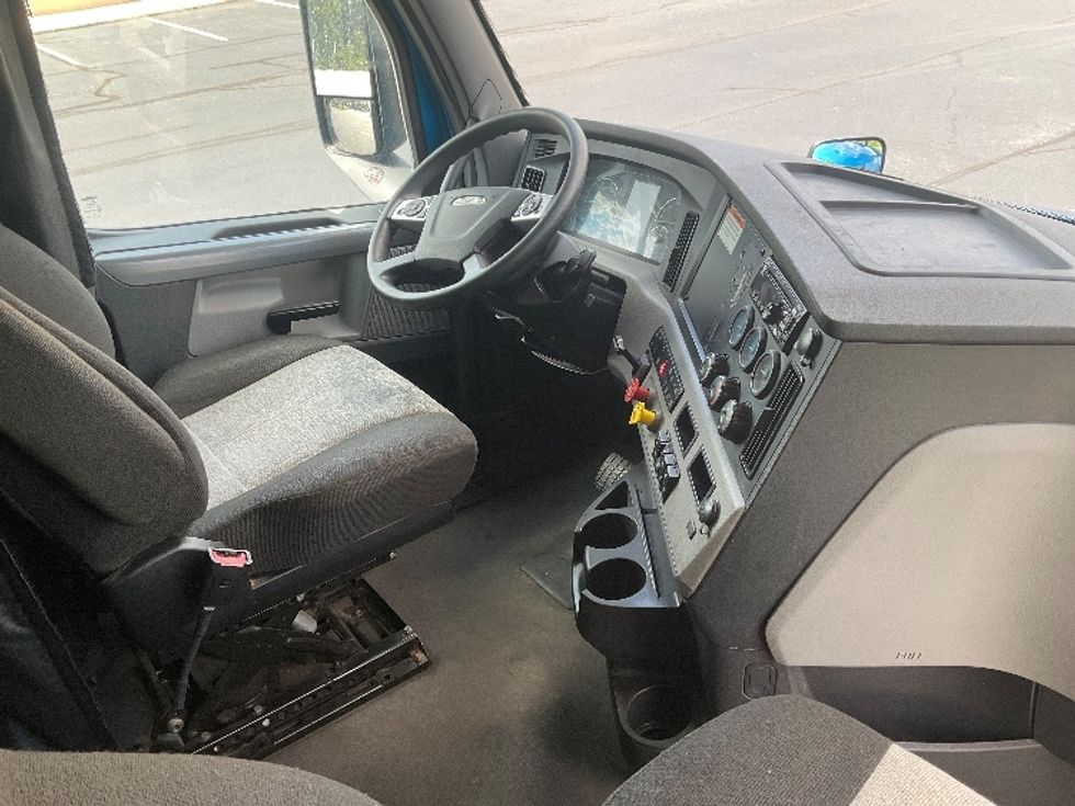 Sleeper Tractor-Heavy Duty Tractors-Freightliner-2022-T12664ST-Akron-OH-492,566\n\t\tmiles-$ 76,500 - Image 15