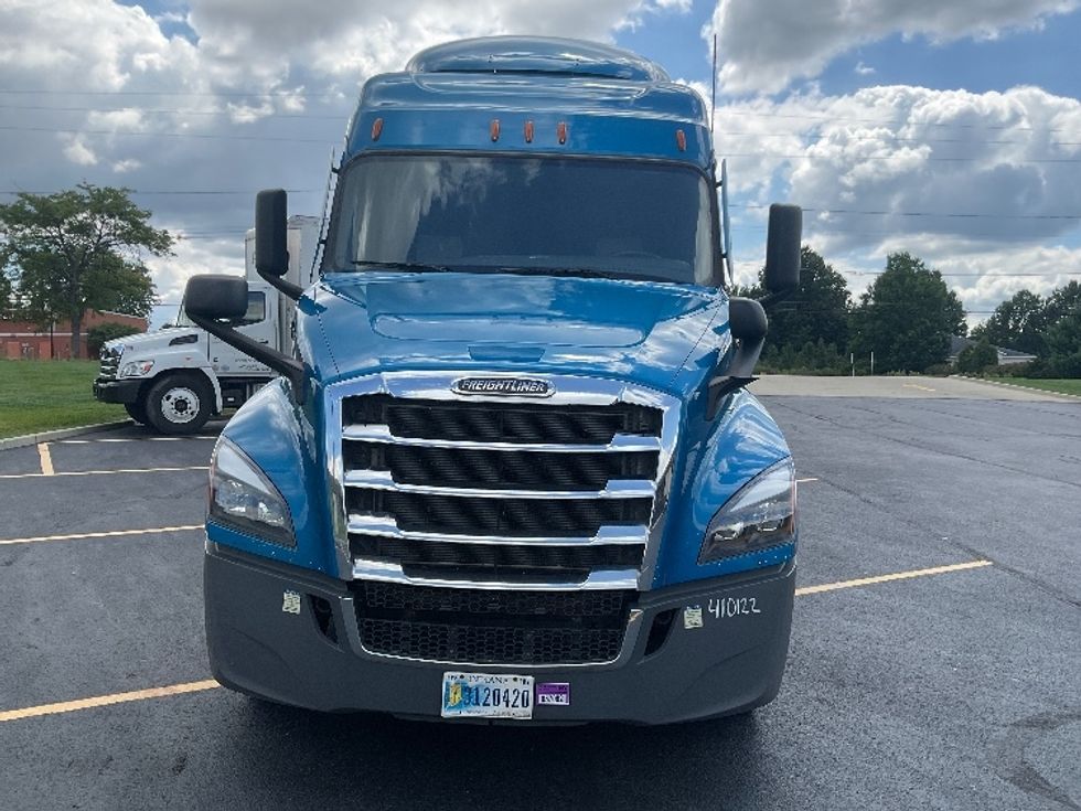 Sleeper Tractor-Heavy Duty Tractors-Freightliner-2022-T12664ST-Akron-OH-492,566\n\t\tmiles-$ 76,500 - Image 2