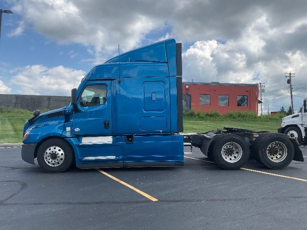 Sleeper Tractor-Heavy Duty Tractors-Freightliner-2022-T12664ST-Akron-OH-492,566\n\t\tmiles-$ 76,500 - Image 4