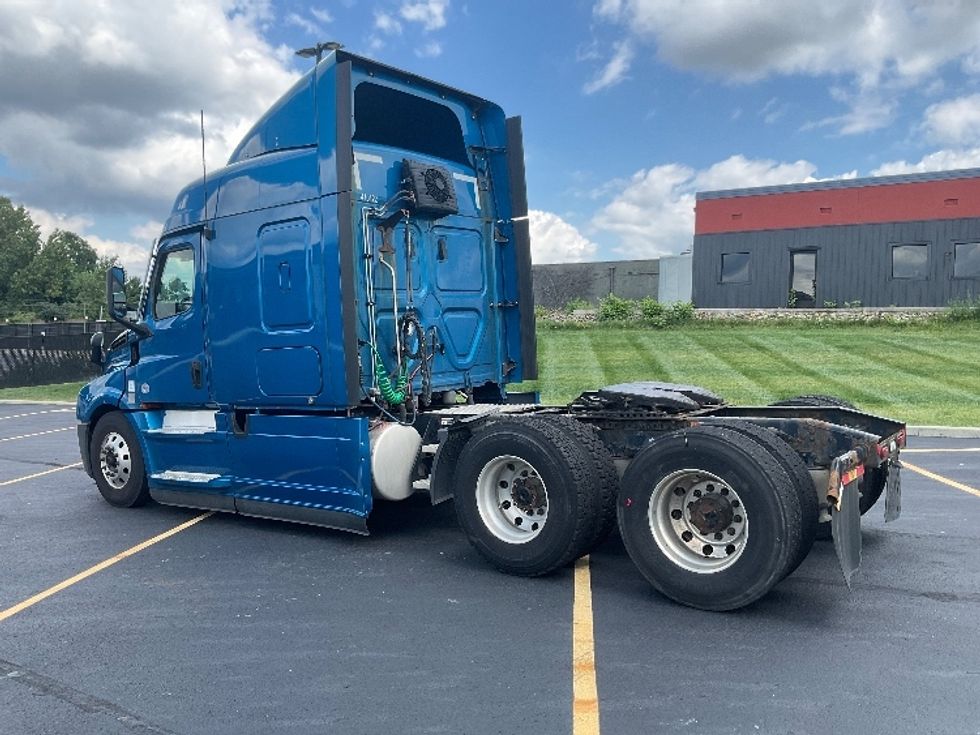 Sleeper Tractor-Heavy Duty Tractors-Freightliner-2022-T12664ST-Akron-OH-492,566\n\t\tmiles-$ 76,500 - Image 5