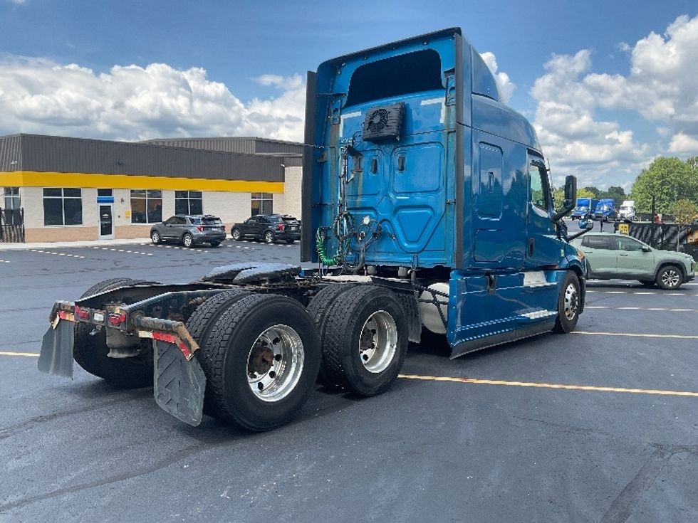Sleeper Tractor-Heavy Duty Tractors-Freightliner-2022-T12664ST-Akron-OH-492,566\n\t\tmiles-$ 76,500 - Image 7
