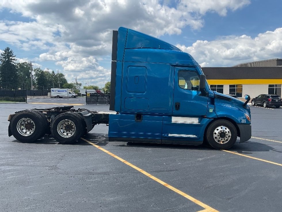 Sleeper Tractor-Heavy Duty Tractors-Freightliner-2022-T12664ST-Akron-OH-492,566\n\t\tmiles-$ 76,500 - Image 8