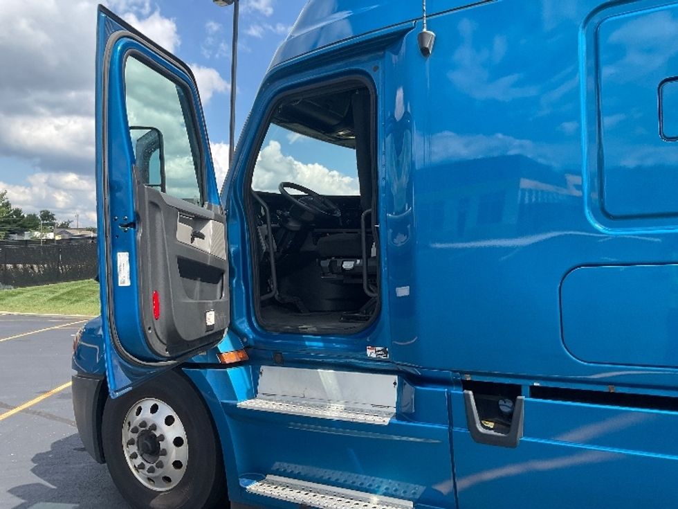 Sleeper Tractor-Heavy Duty Tractors-Freightliner-2022-T12664ST-Akron-OH-492,566\n\t\tmiles-$ 76,500 - Image 9