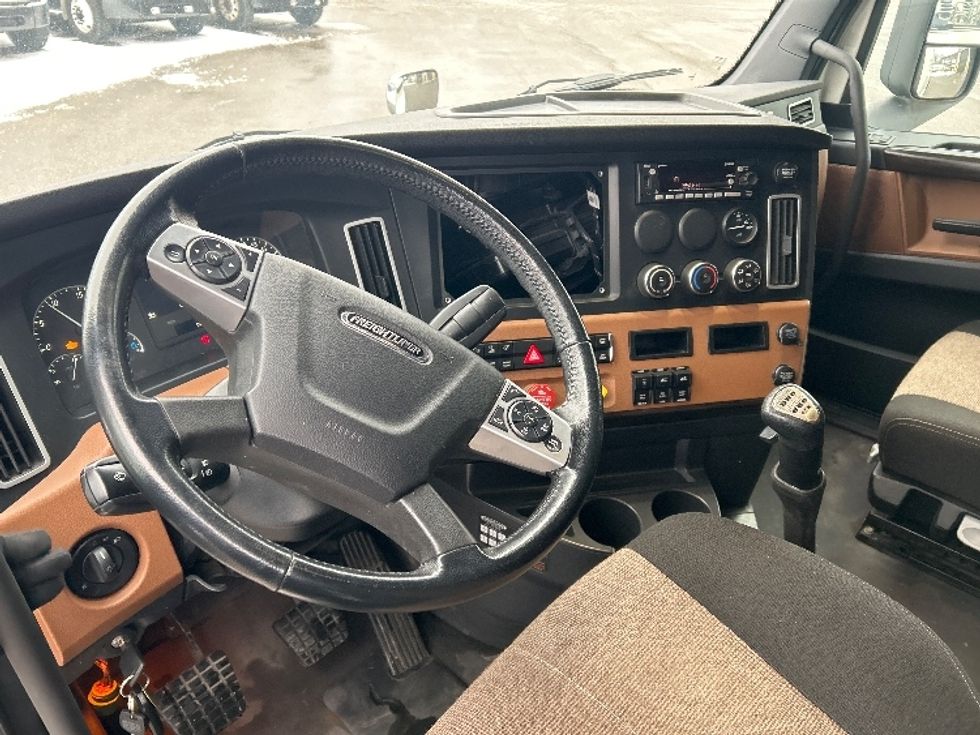 Sleeper Tractor-Heavy Duty Tractors-Freightliner-2022-T12664ST-Akron-OH-494,059\n\t\tmiles-$ 68,500 - Image 10