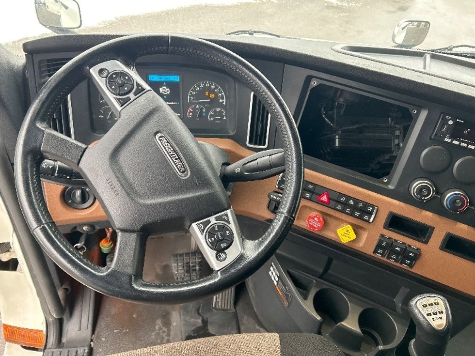 Sleeper Tractor-Heavy Duty Tractors-Freightliner-2022-T12664ST-Akron-OH-494,059\n\t\tmiles-$ 68,500 - Image 11