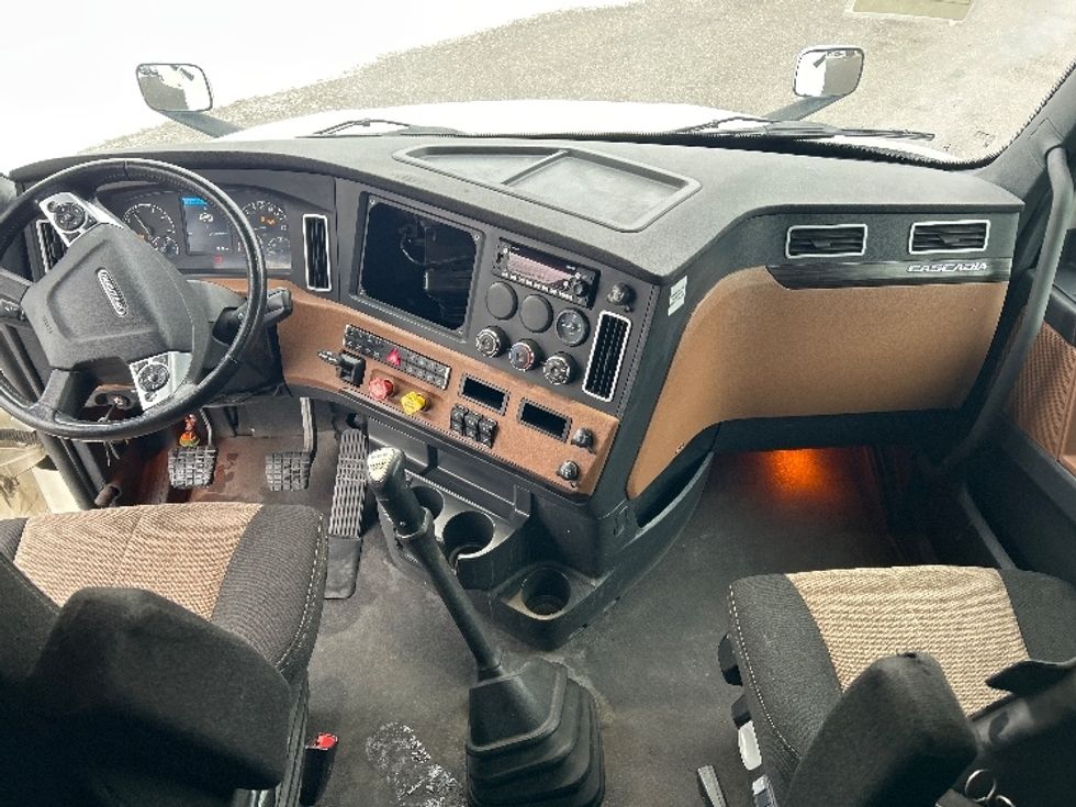 Sleeper Tractor-Heavy Duty Tractors-Freightliner-2022-T12664ST-Akron-OH-494,059\n\t\tmiles-$ 68,500 - Image 12