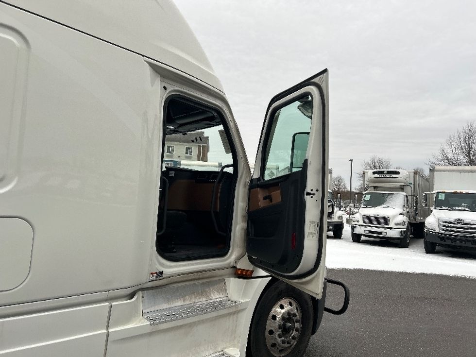 Sleeper Tractor-Heavy Duty Tractors-Freightliner-2022-T12664ST-Akron-OH-494,059\n\t\tmiles-$ 68,500 - Image 13