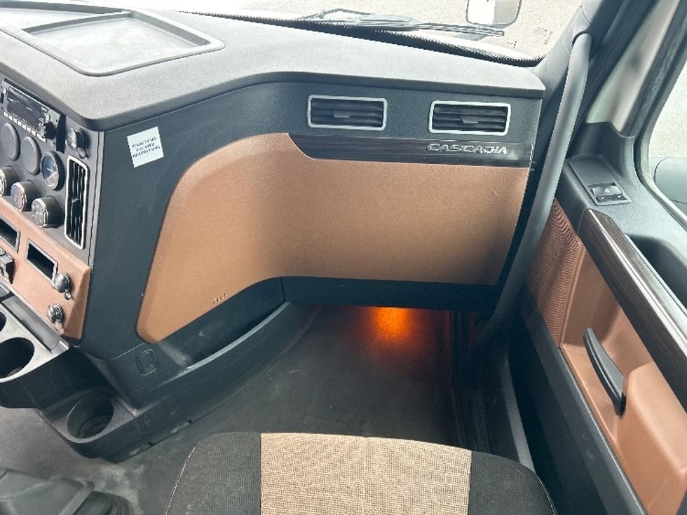 Sleeper Tractor-Heavy Duty Tractors-Freightliner-2022-T12664ST-Akron-OH-494,059\n\t\tmiles-$ 68,500 - Image 14