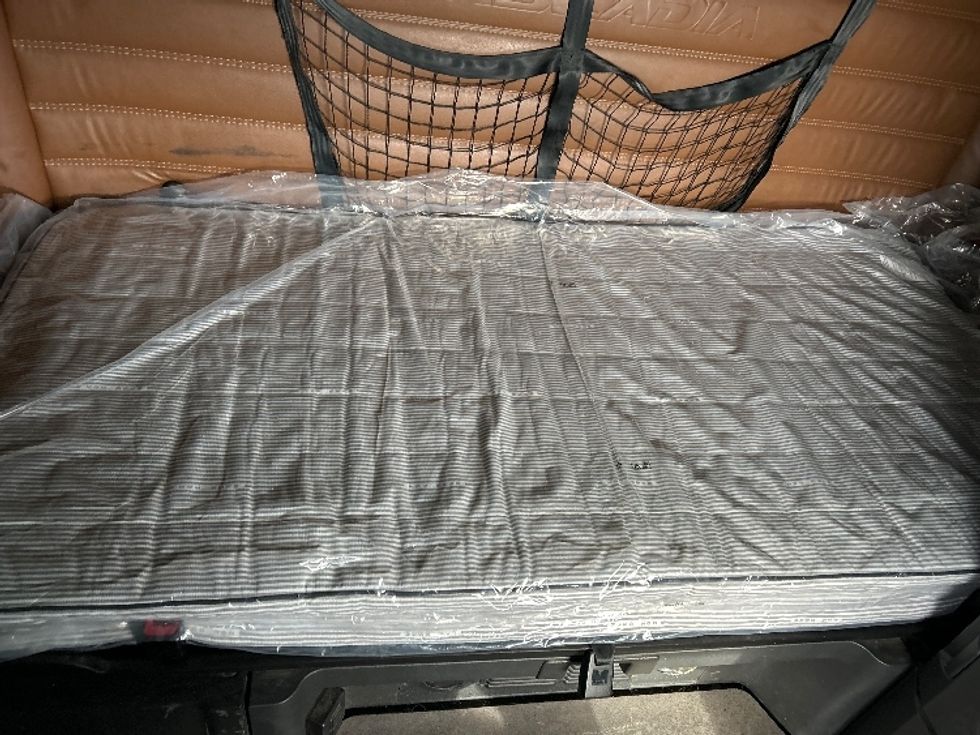 Sleeper Tractor-Heavy Duty Tractors-Freightliner-2022-T12664ST-Akron-OH-494,059\n\t\tmiles-$ 68,500 - Image 17