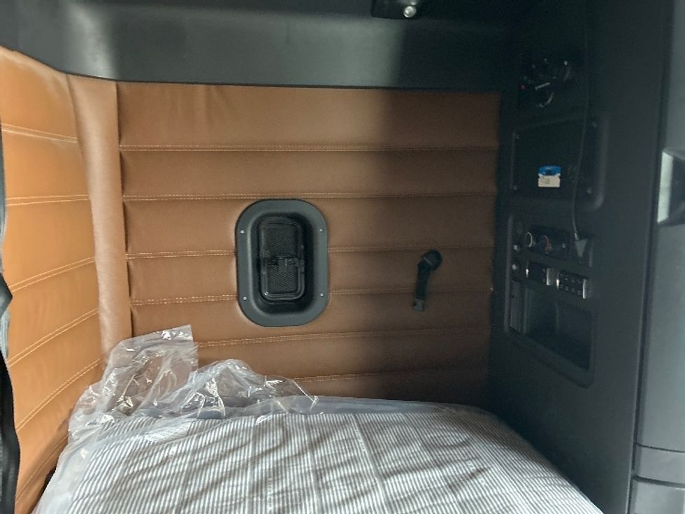 Sleeper Tractor-Heavy Duty Tractors-Freightliner-2022-T12664ST-Akron-OH-494,059\n\t\tmiles-$ 68,500 - Image 18