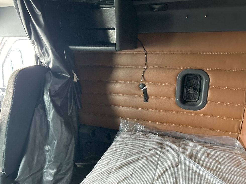 Sleeper Tractor-Heavy Duty Tractors-Freightliner-2022-T12664ST-Akron-OH-494,059\n\t\tmiles-$ 68,500 - Image 19