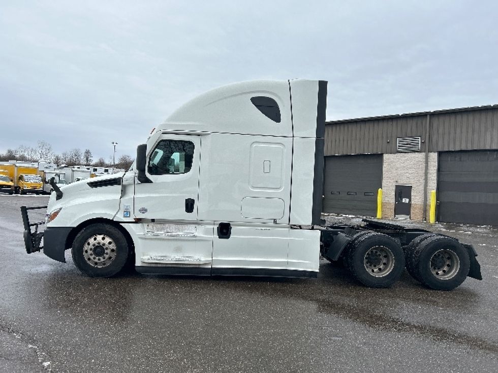 Sleeper Tractor-Heavy Duty Tractors-Freightliner-2022-T12664ST-Akron-OH-494,059\n\t\tmiles-$ 68,500 - Image 4