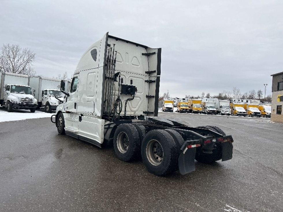Sleeper Tractor-Heavy Duty Tractors-Freightliner-2022-T12664ST-Akron-OH-494,059\n\t\tmiles-$ 68,500 - Image 5