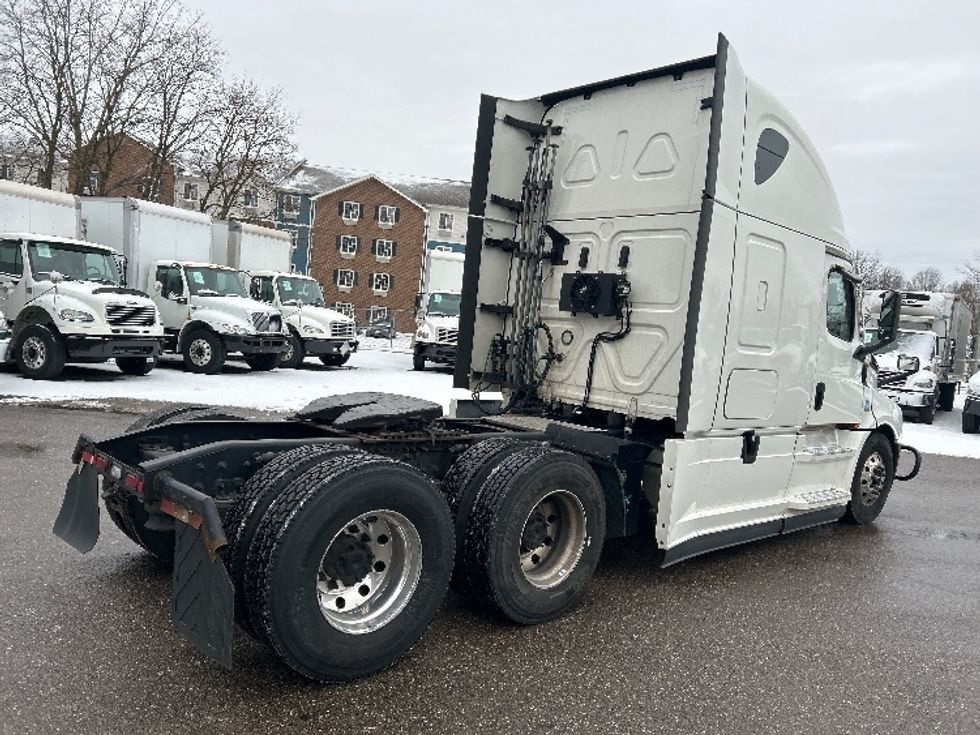 Sleeper Tractor-Heavy Duty Tractors-Freightliner-2022-T12664ST-Akron-OH-494,059\n\t\tmiles-$ 68,500 - Image 7