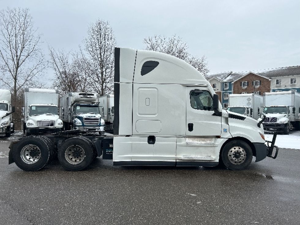 Sleeper Tractor-Heavy Duty Tractors-Freightliner-2022-T12664ST-Akron-OH-494,059\n\t\tmiles-$ 68,500 - Image 8