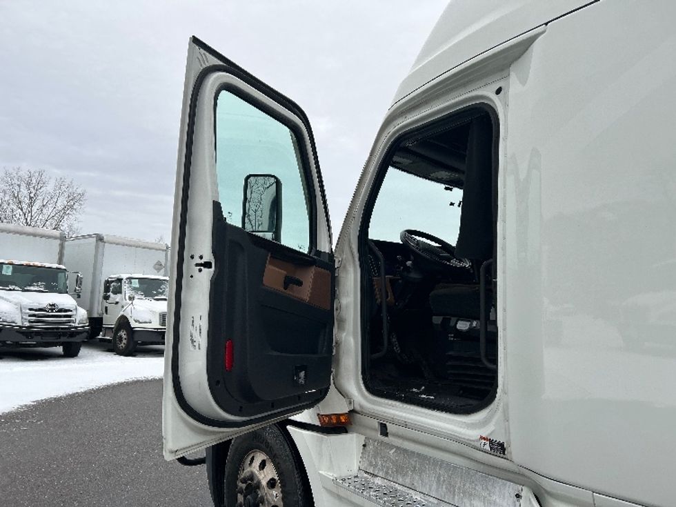 Sleeper Tractor-Heavy Duty Tractors-Freightliner-2022-T12664ST-Akron-OH-494,059\n\t\tmiles-$ 68,500 - Image 9