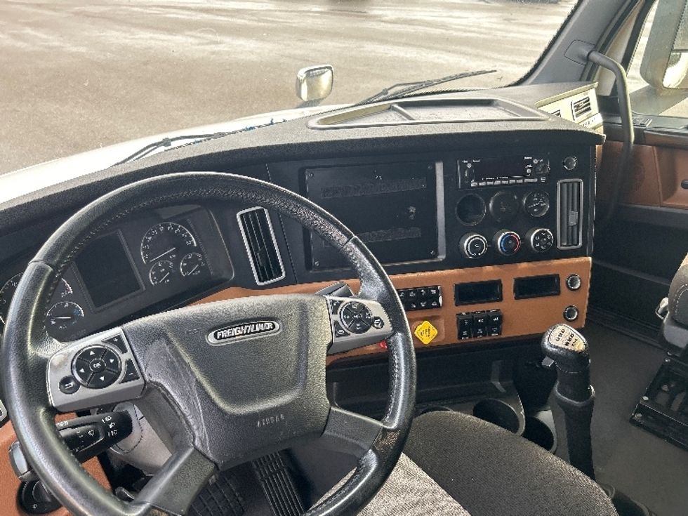 Sleeper Tractor-Heavy Duty Tractors-Freightliner-2022-T12664ST-Akron-OH-514,223\n\t\tmiles-$ 66,500 - Image 10