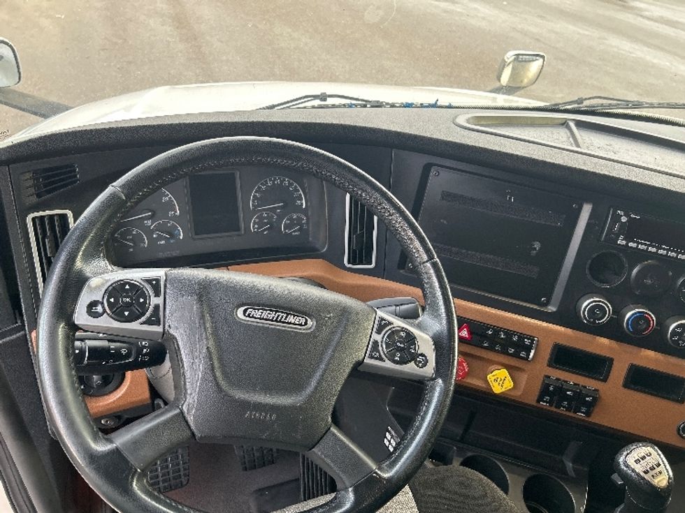 Sleeper Tractor-Heavy Duty Tractors-Freightliner-2022-T12664ST-Akron-OH-514,223\n\t\tmiles-$ 66,500 - Image 11