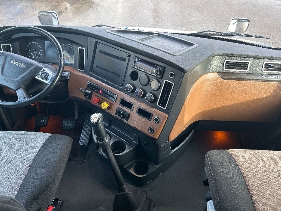 Sleeper Tractor-Heavy Duty Tractors-Freightliner-2022-T12664ST-Akron-OH-514,223\n\t\tmiles-$ 66,500 - Image 12