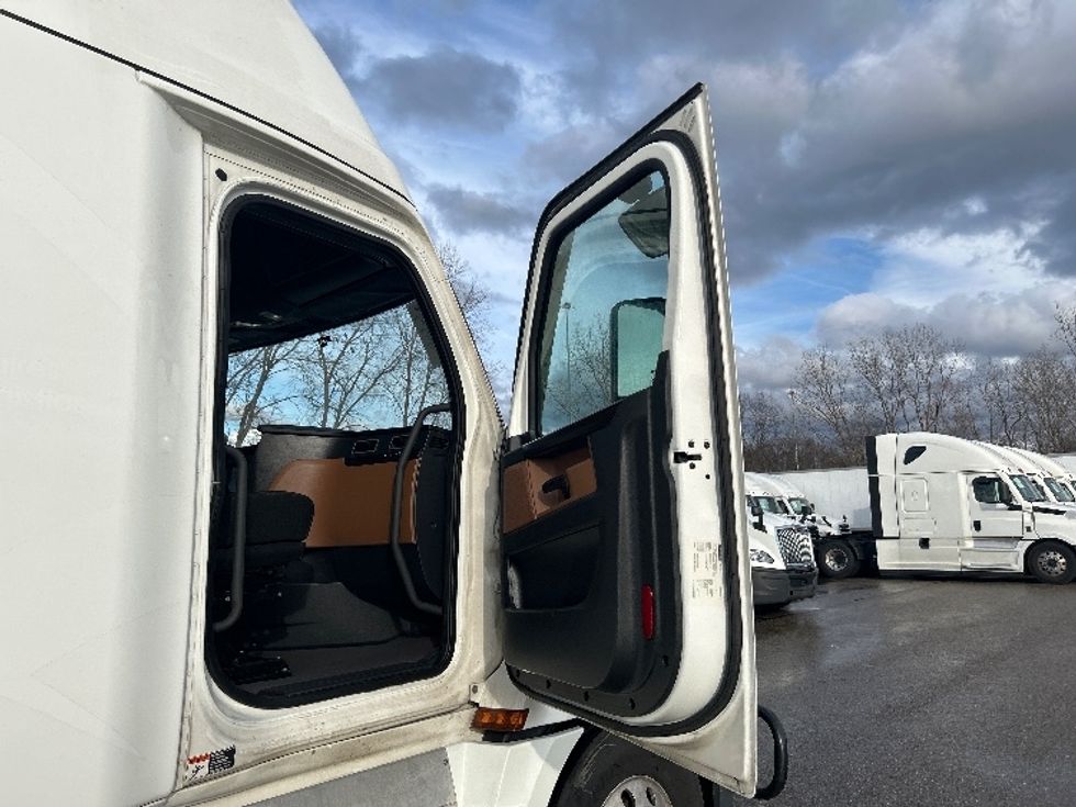 Sleeper Tractor-Heavy Duty Tractors-Freightliner-2022-T12664ST-Akron-OH-514,223\n\t\tmiles-$ 66,500 - Image 13