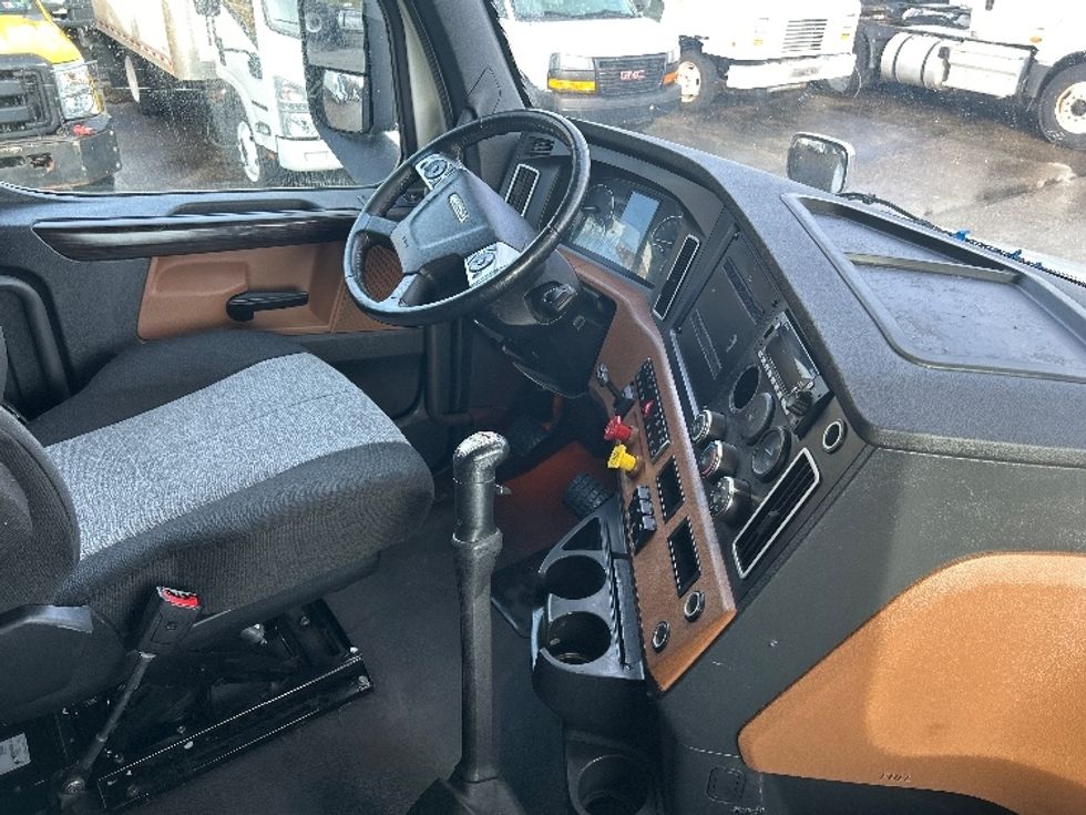 Sleeper Tractor-Heavy Duty Tractors-Freightliner-2022-T12664ST-Akron-OH-514,223\n\t\tmiles-$ 66,500 - Image 15