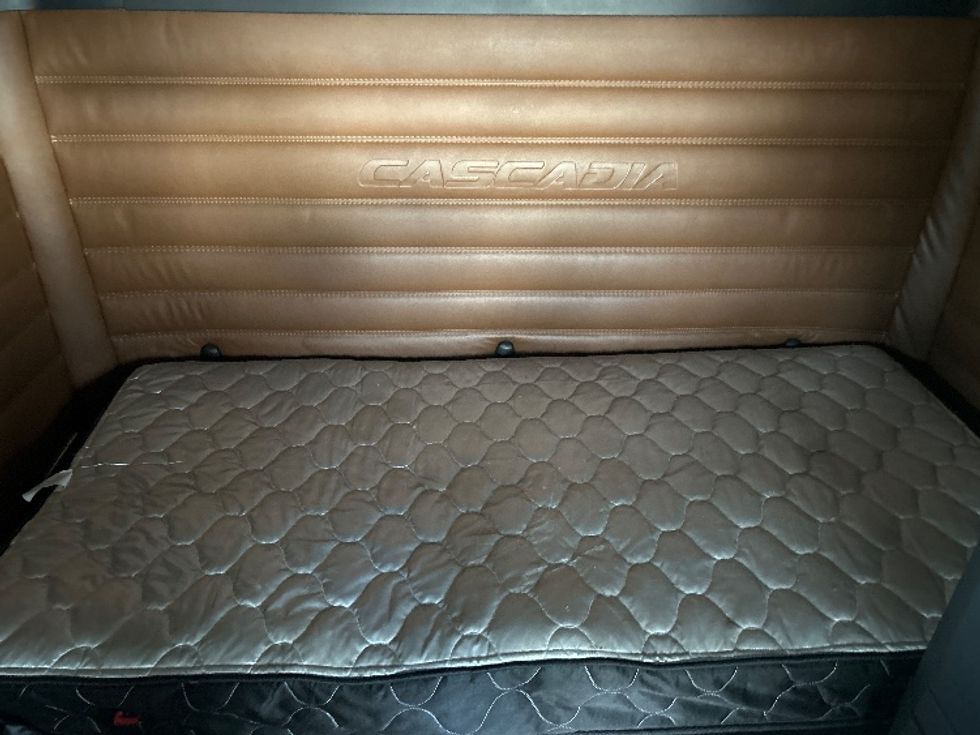 Sleeper Tractor-Heavy Duty Tractors-Freightliner-2022-T12664ST-Akron-OH-514,223\n\t\tmiles-$ 66,500 - Image 16