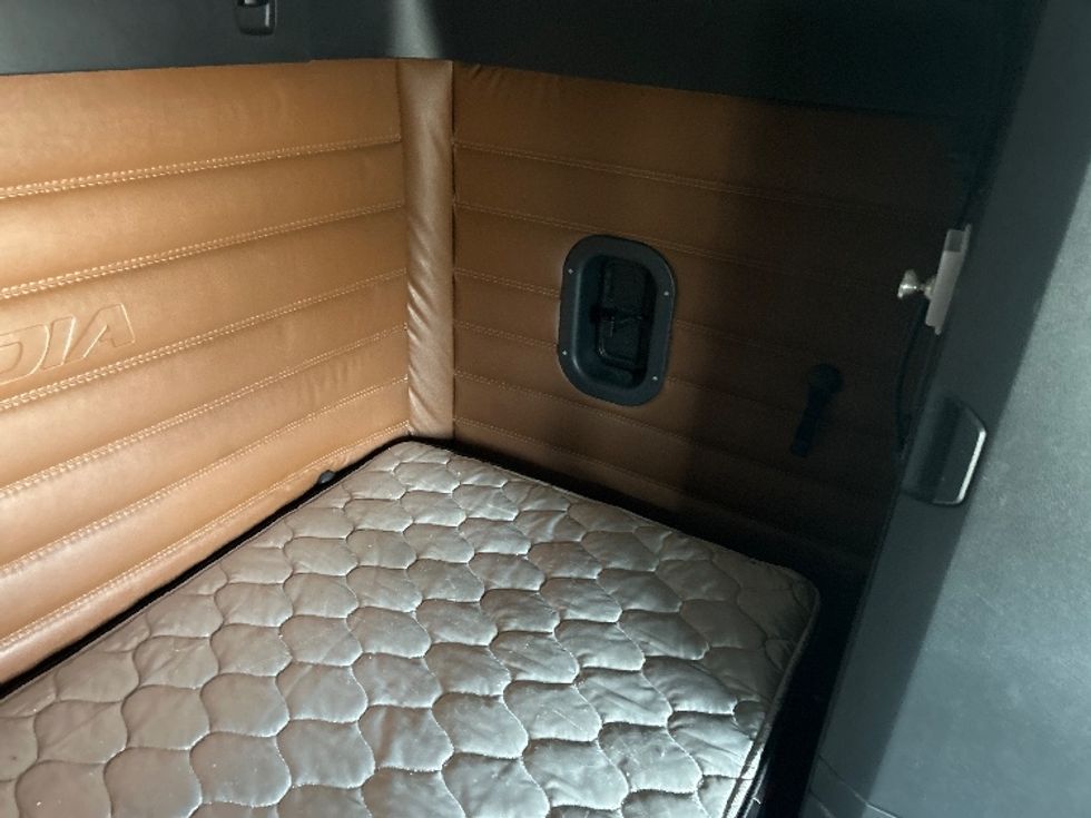 Sleeper Tractor-Heavy Duty Tractors-Freightliner-2022-T12664ST-Akron-OH-514,223\n\t\tmiles-$ 66,500 - Image 17