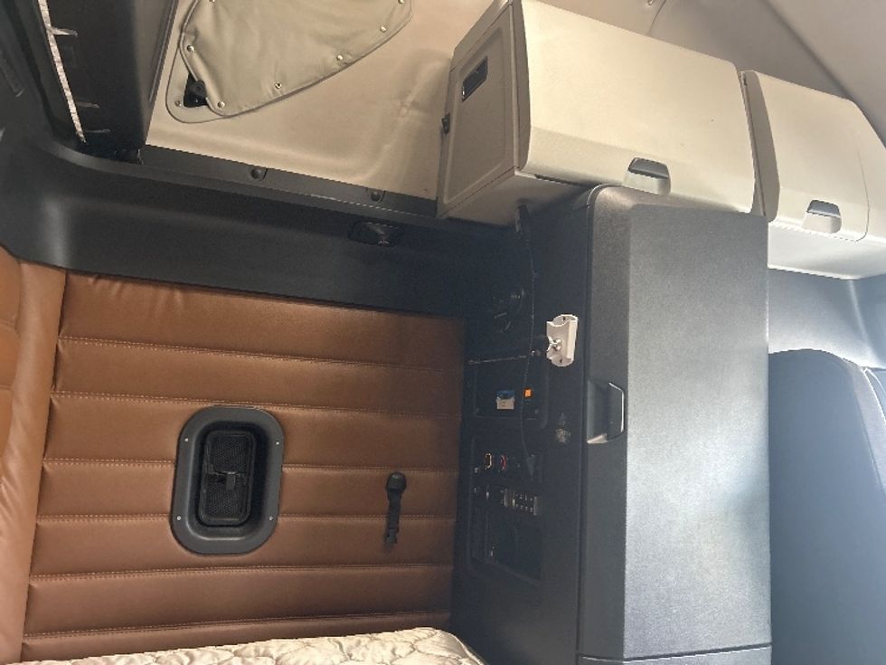 Sleeper Tractor-Heavy Duty Tractors-Freightliner-2022-T12664ST-Akron-OH-514,223\n\t\tmiles-$ 66,500 - Image 18