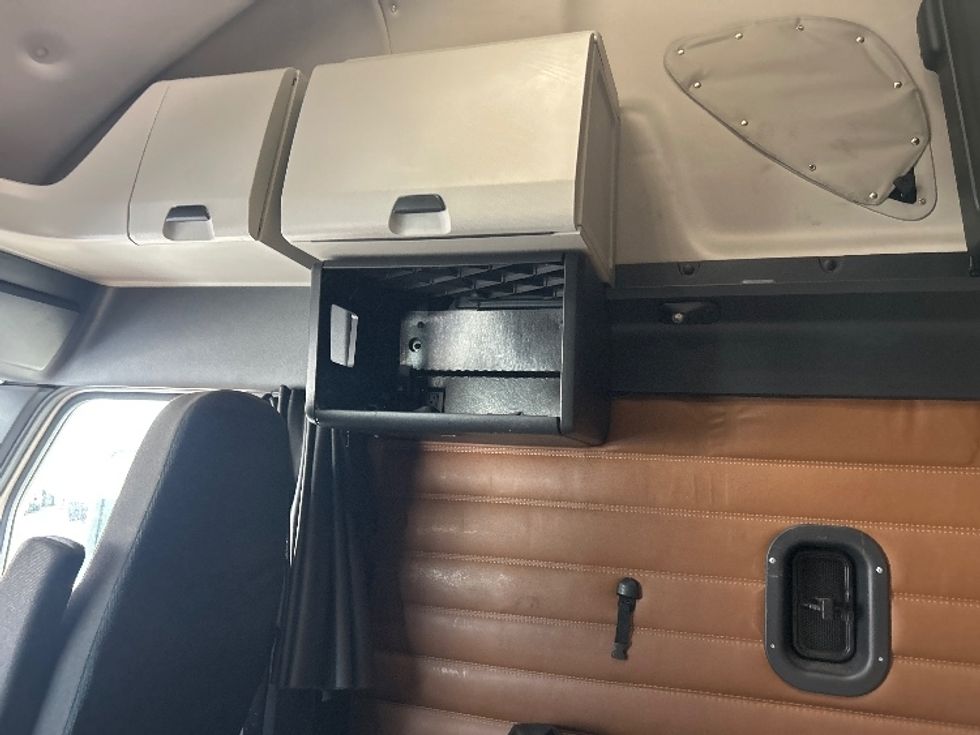 Sleeper Tractor-Heavy Duty Tractors-Freightliner-2022-T12664ST-Akron-OH-514,223\n\t\tmiles-$ 66,500 - Image 19