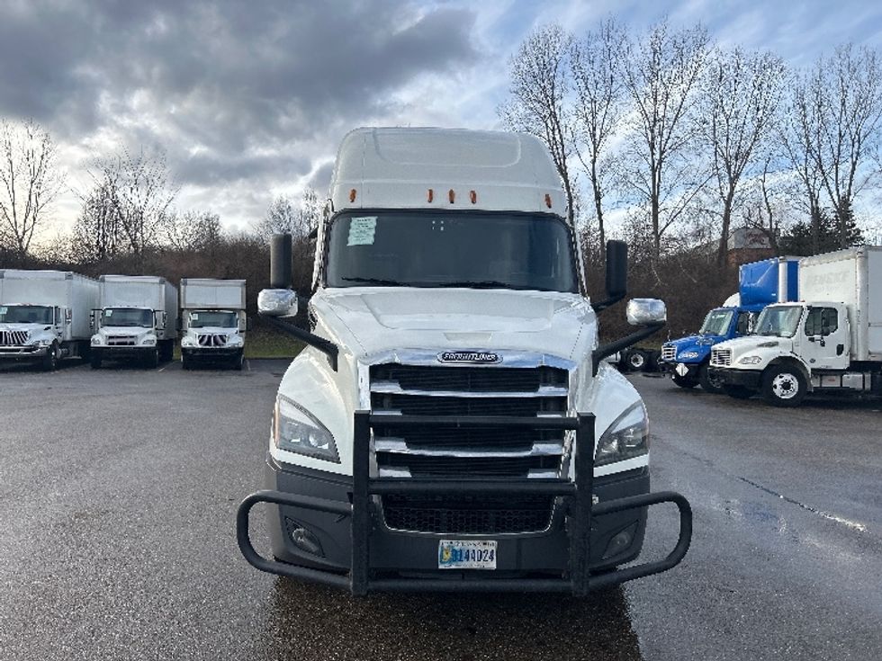 Sleeper Tractor-Heavy Duty Tractors-Freightliner-2022-T12664ST-Akron-OH-514,223\n\t\tmiles-$ 66,500 - Image 2