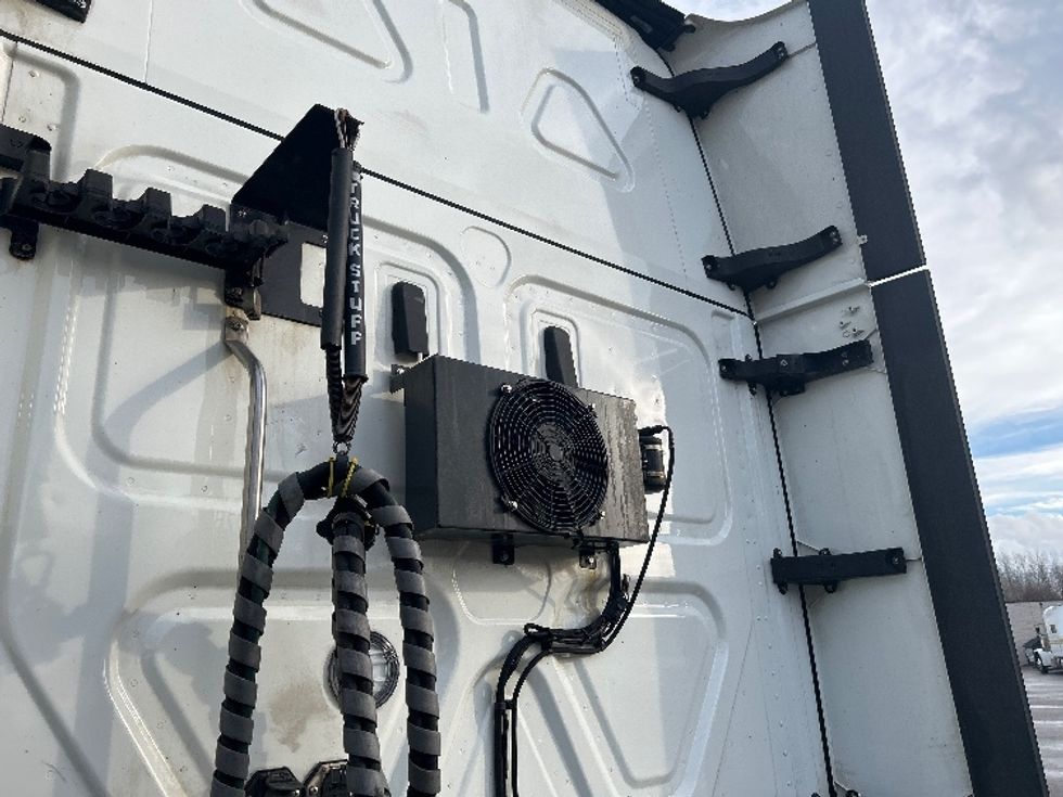 Sleeper Tractor-Heavy Duty Tractors-Freightliner-2022-T12664ST-Akron-OH-514,223\n\t\tmiles-$ 66,500 - Image 22