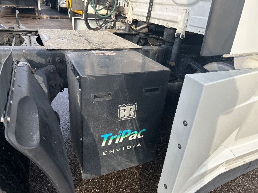 Sleeper Tractor-Heavy Duty Tractors-Freightliner-2022-T12664ST-Akron-OH-514,223\n\t\tmiles-$ 66,500 - Image 23